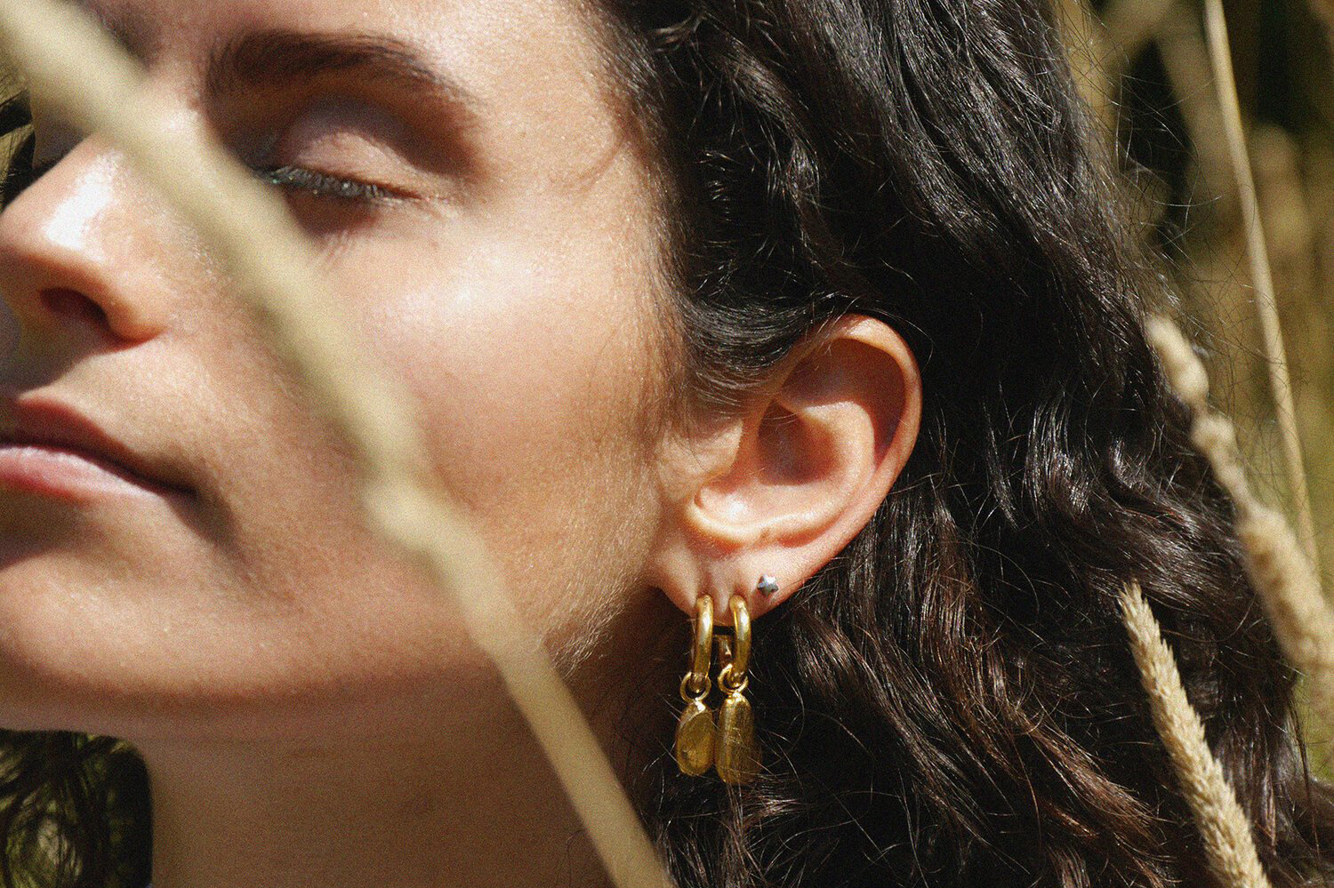 ethical-sustainable-golden-gold-hoops-jewellery-earrings